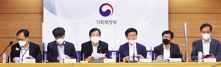 안일환 기획재정부 2차관과 안도걸 예산실장 등 참석자들이 지난 27일 세종시 정부세종청사에서 열린 ‘코로나 극복, 선도국가’ 2021년도 예산안 상세 브리핑에서 세부사항 등을 설명하고 있다. 왼쪽부터 김태주 조세총괄정책관, 나주범 재정혁신국장, 안일환 2차관, 안도걸 예산실장, 최상대 예산총괄심의관, 이형일 경제정책국장. [연합]