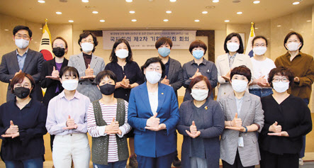 이정옥(앞줄 가운데) 여성가족부 장관이 지난 5월8일 ‘북경행동강령 채택 25주년 기념 국제회의’ 제2차 기획위원회 회의에 앞서 위원들과 ‘덕분에 챌린지’ 수어 동작을 하고 있다. [여성가족부 제공]