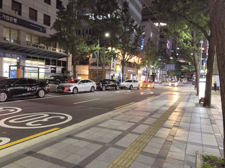 사회적 거리두기 2.5단계 시행 이후 오피스가에도 사람들의 발길이 뜸해졌다. 연합·김빛나 기자