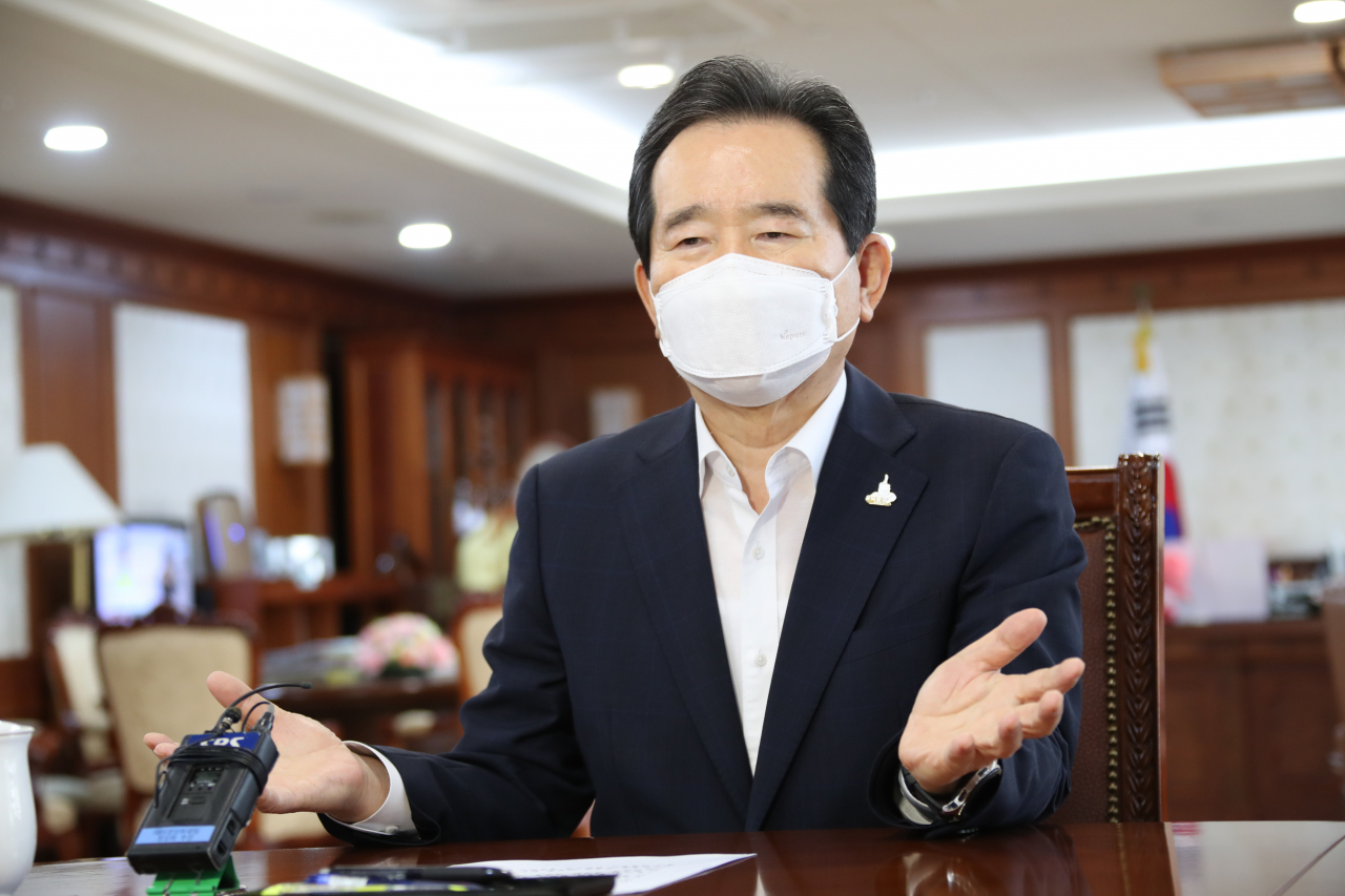 정세균 국무총리가 1일 정부서울청사 집무실에서 기자들과 간담회를 갖고 전공의 집단 휴진 등에 대해 발언하고 있다.[연합］