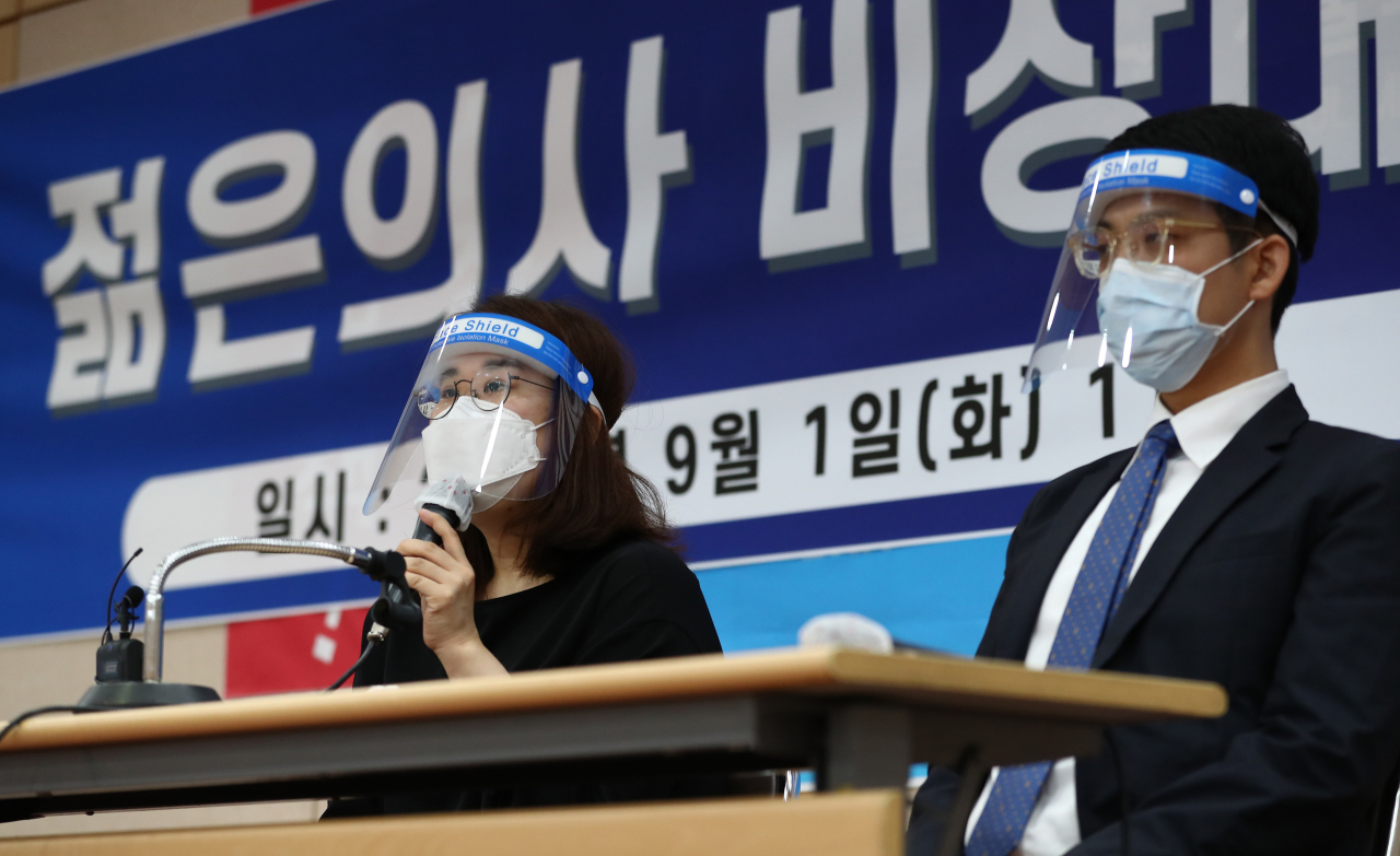 박지현 대한전공의협의회 비대위원장이 1일 오전 서울 영등포구 서울특별시의사회에서 열린 젊은의사 비상대책위원회 출범식에서 취재진의 질문에 답하고 있다. 오른쪽은 김지성 전임의 비상대책위 위원장. [연합]