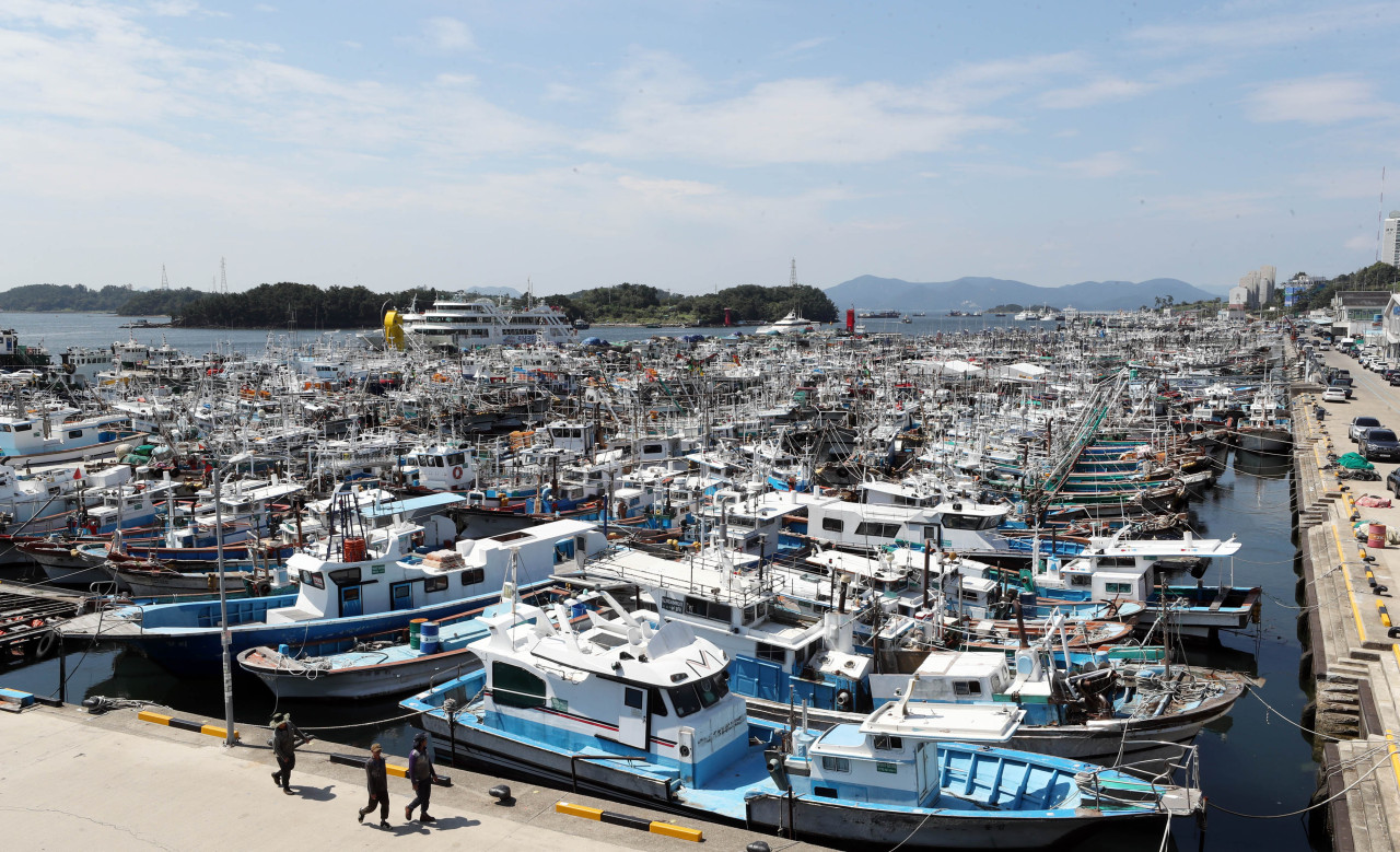 Ships are docked Tuesday in Yeosu, South Jeolla Province, as authorities prepare for the arrival of Typhoon Maysak, which is feared to be one of the strongest tropical storms to hit Korea in history. (Yonhap)