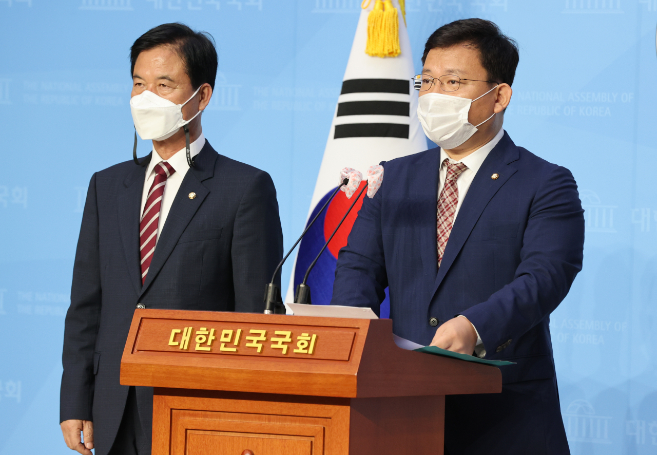 미래통합당 행안위 소속 김형동 의원이 1일 오전 서울 여의도 국회 소통관에서 경찰이 오거돈 전 부산시장을 강제추행 혐의로 검찰에 송치한 것과 관련해 '사건의 실체적 진실을 밝히기 위해 특검을 실시할 것'을 촉구하고 있다. [연합]