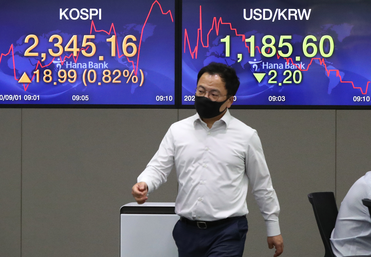 사진은 1일 오전 서울 중구 하나은행 본점 딜링룸. 연합뉴스