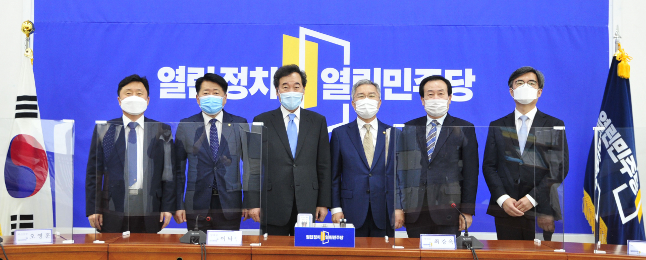 이낙연 더불어민주당 신임 당대표가 1일 오후 서울 여의도 국회 열린민주당 대표실을 찾아 최강욱 열린민주당 대표와 기념촬영을 하고 있다. [연합]