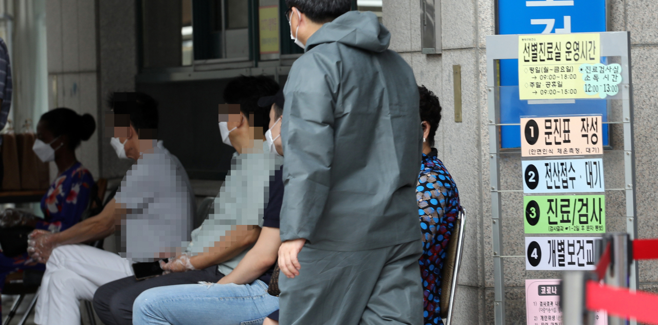 1일 동작구보건소 선별진료소에서 시민들이 코로나19 검사를 기다리고 있다. [연합]