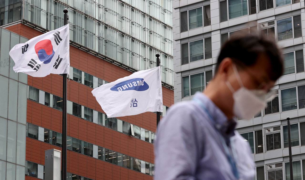 삼성 경영권 불법 승계, 회계 부정 의혹을 수사하던 검찰이 이재용 삼성전자 부회장을 기소한 1일 서울 서초구 삼성전자 사옥 앞에 삼성 깃발이 바람에 휘날리고 있다. [연합]