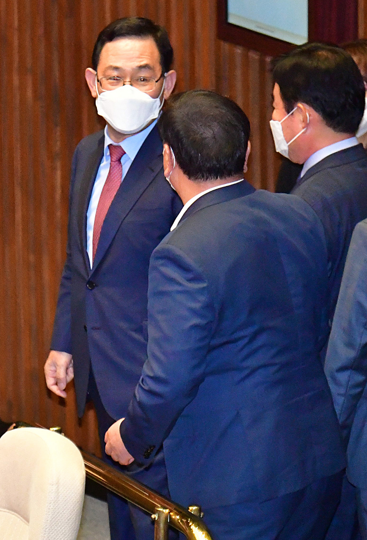 1일 오후 서울 여의도 국회 의사당에서 열린 제382회 국회(정기회) 개회식 및 1차 본회의에서 주호영 미래통합당 원내대표와 김태년 더불어민주당 원내대표가 대화하고 있다. [연합]
