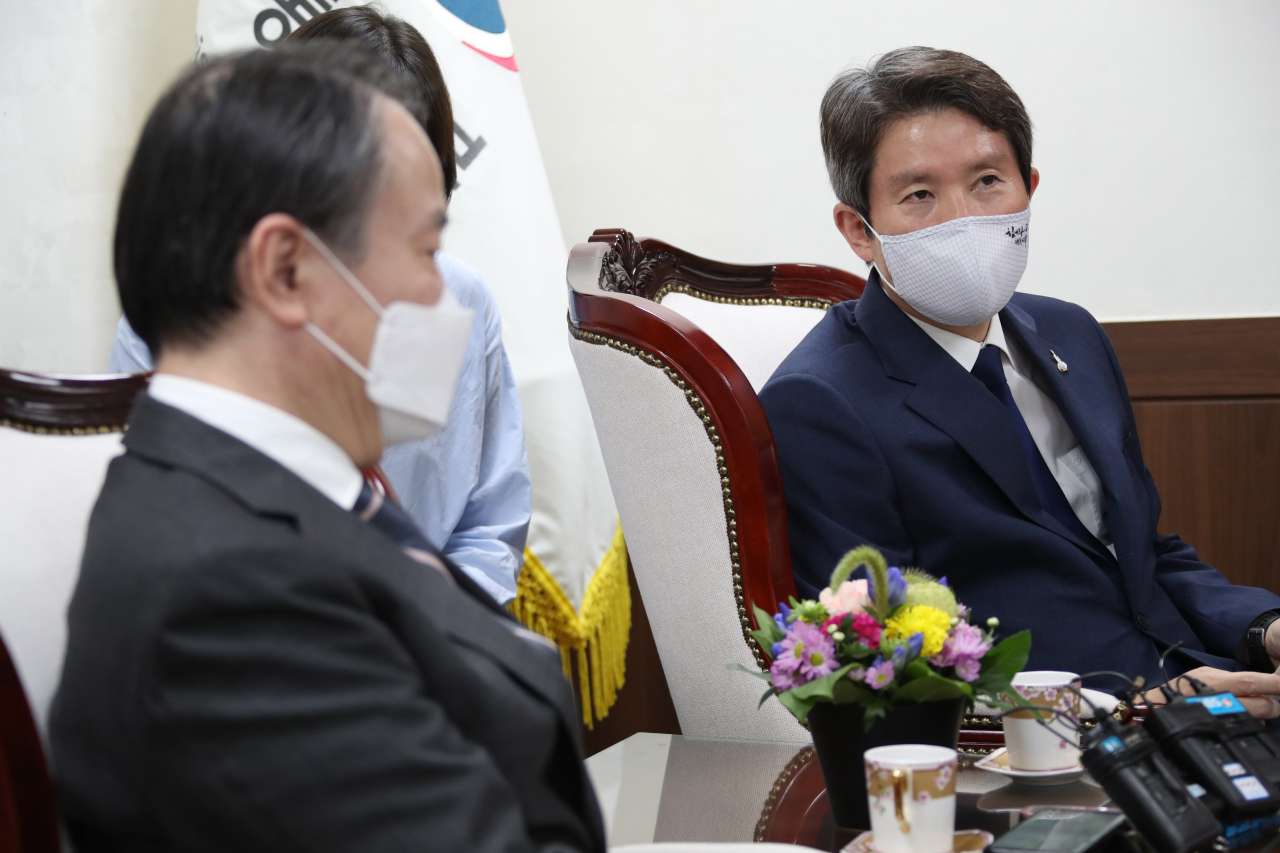 이인영 통일부장관(오른쪽)은 1일 오후 정부서울청사에서 도미타 고지(富田浩司) 주한 일본대사를 접견했다. 도미타 대사는 이 자리에서 일본인 납북자 문제를 제기하며 한국 정부의 협력을 당부했다. [연합]