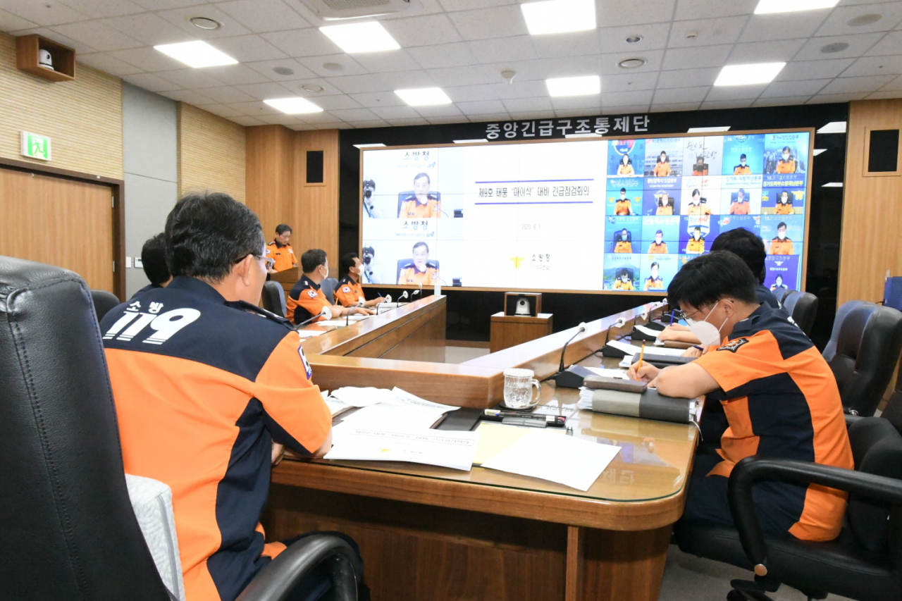 김홍필 소방청 차장이 1일 세종시 소방청 지휘작전실에서 제9호 태풍 '마이삭'이 북상함에 따른 전국 시·도 소방본부장 영상회의를 진행하고 있다. 연합뉴스