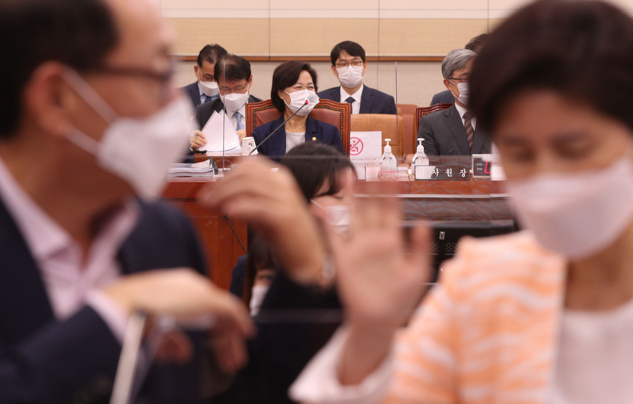 1일 오후 국회 법사위 회의실에서 전체회의가 열린 가운데 김도읍 미래통합당 간사가 현안 질의를 요구하며 백혜련 더불어민주당 간사와 협의하고 있다. [연합]