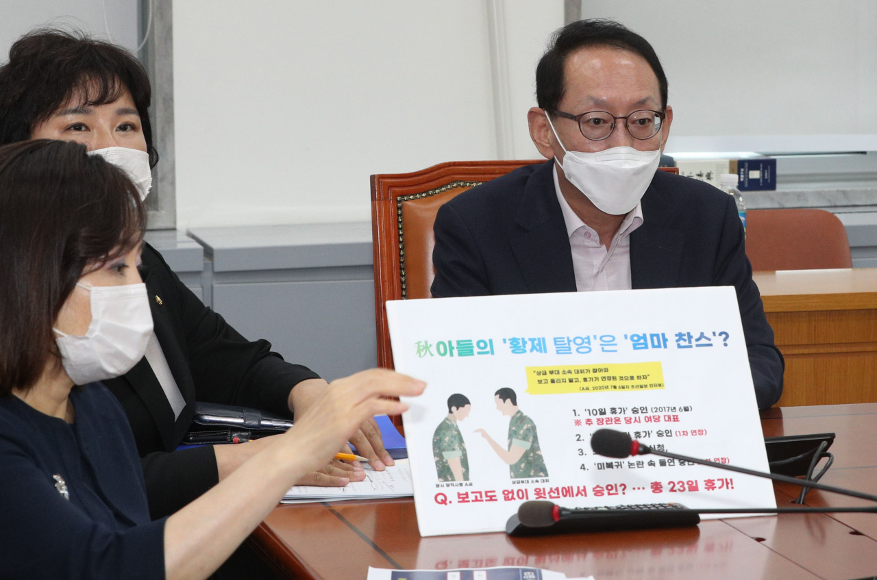 1일 오후 국회에서 미래통합당 법사위 소속 김도읍 의원 등이 추미애 법무부 장관 아들의 군복무 시절 휴가 미복귀 의혹과 관련해 기자간담회를 하고 있다. [연합]