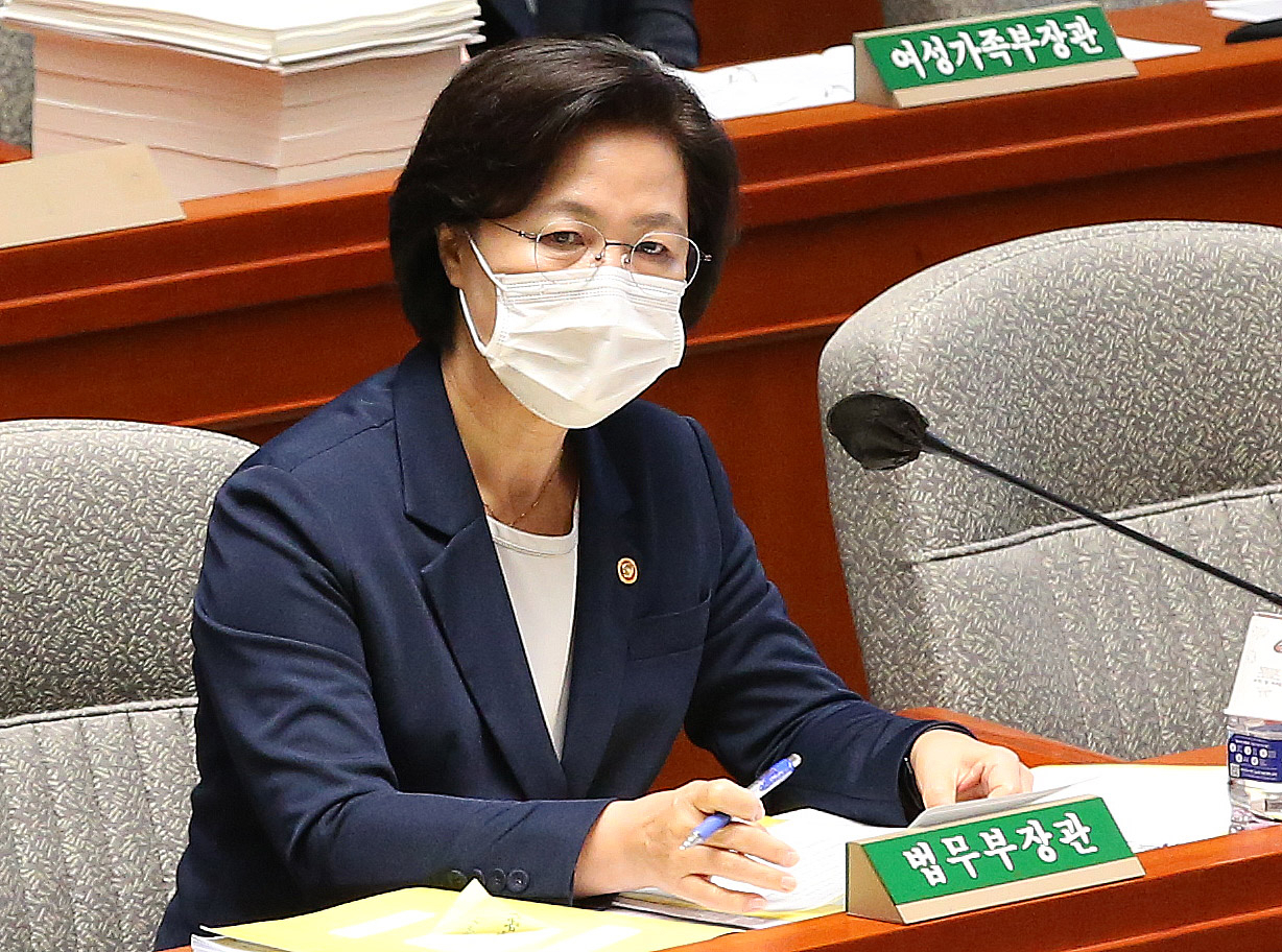 지난 1일 국회 예결위의장에서 전체회의가 열린 가운데 추미애 법무부장관이 질의에 답하고 있다. [연합]