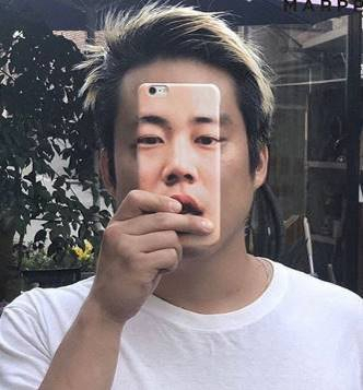 유튜브 크리에이터 지호지방시가 본인의 사진을 담아 제작한 휴대폰 케이스를 선보이는 모습[마플코퍼레이션 제공]