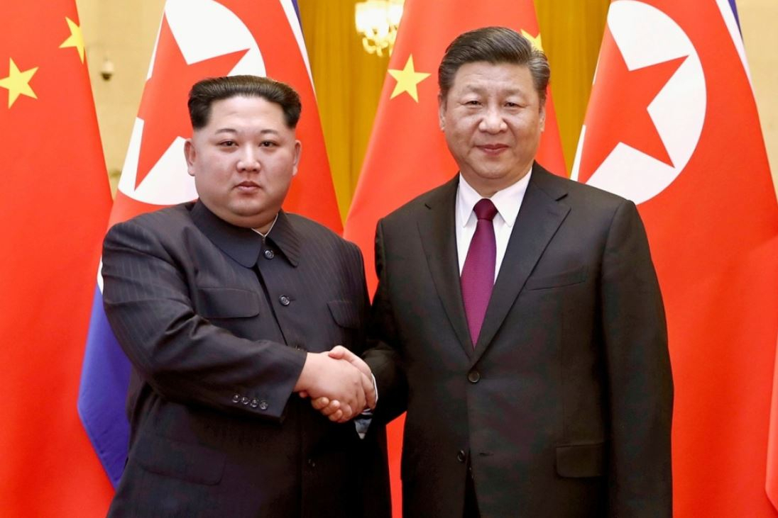 김정은(왼쪽) 북한 국무위원장과 시진핑 중국 국가주석. [AP]