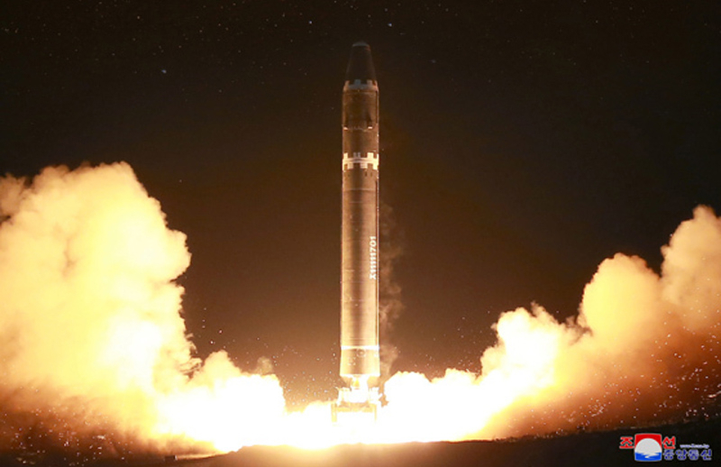 2017년 11월 북한 평남 평성 일대에서 발사되고 있는 화성-15형 ICBM. [헤럴드경제DB]