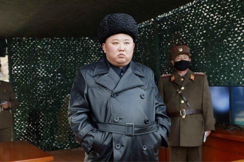 미국은 1일(현지시간) 국무부, 재무부, 상무부 공동으로 발령한 주의보에서 북한의 탄도미사일 개발과 관련해 실수로라도 협력하지 말라고 환기했다. 김정은 국무위원장이 지난 3월 인민군 전선장거리포병구분대 화력타격훈련을 지켜보고 있다. [헤럴드DB]
