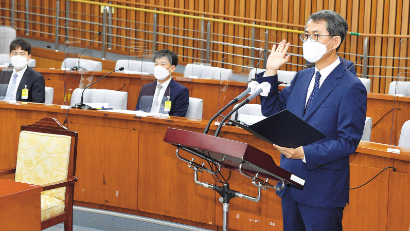 이흥구 대법관 후보자가 2일 오전 서울 여의도 국회에서 열린 인사청문회에 출석, 선서를 하고 있다. [연합]