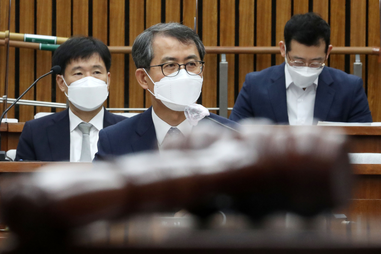 이흥구 대법관 후보자가 2일 오전 서울 여의도 국회에서 열린 인사청문회에 출석, 의원 질문에 답변하고 있다. [연합]