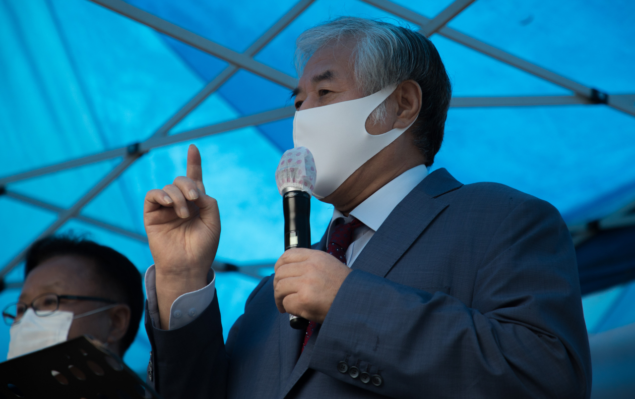 신종 코로나바이러스 감염증(코로나19) 치료를 받고 퇴원한 전광훈 ‘사랑제일교회’ 담임목사가 2일 오전 서울 성북구 사랑제일교회 앞에서 기자회견을 하고 있다. [연합]