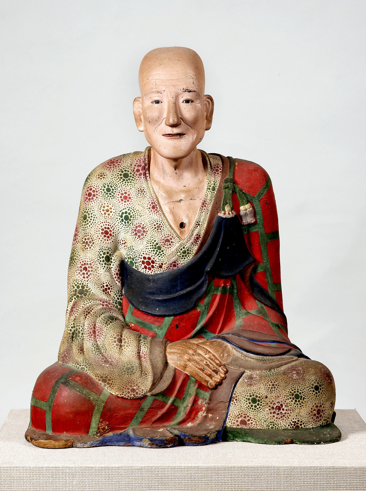 마치 살아 있는 듯한 해인사 희랑대사좌상은 한달간 심의를 거쳐 국보지정이 최종확정된다.