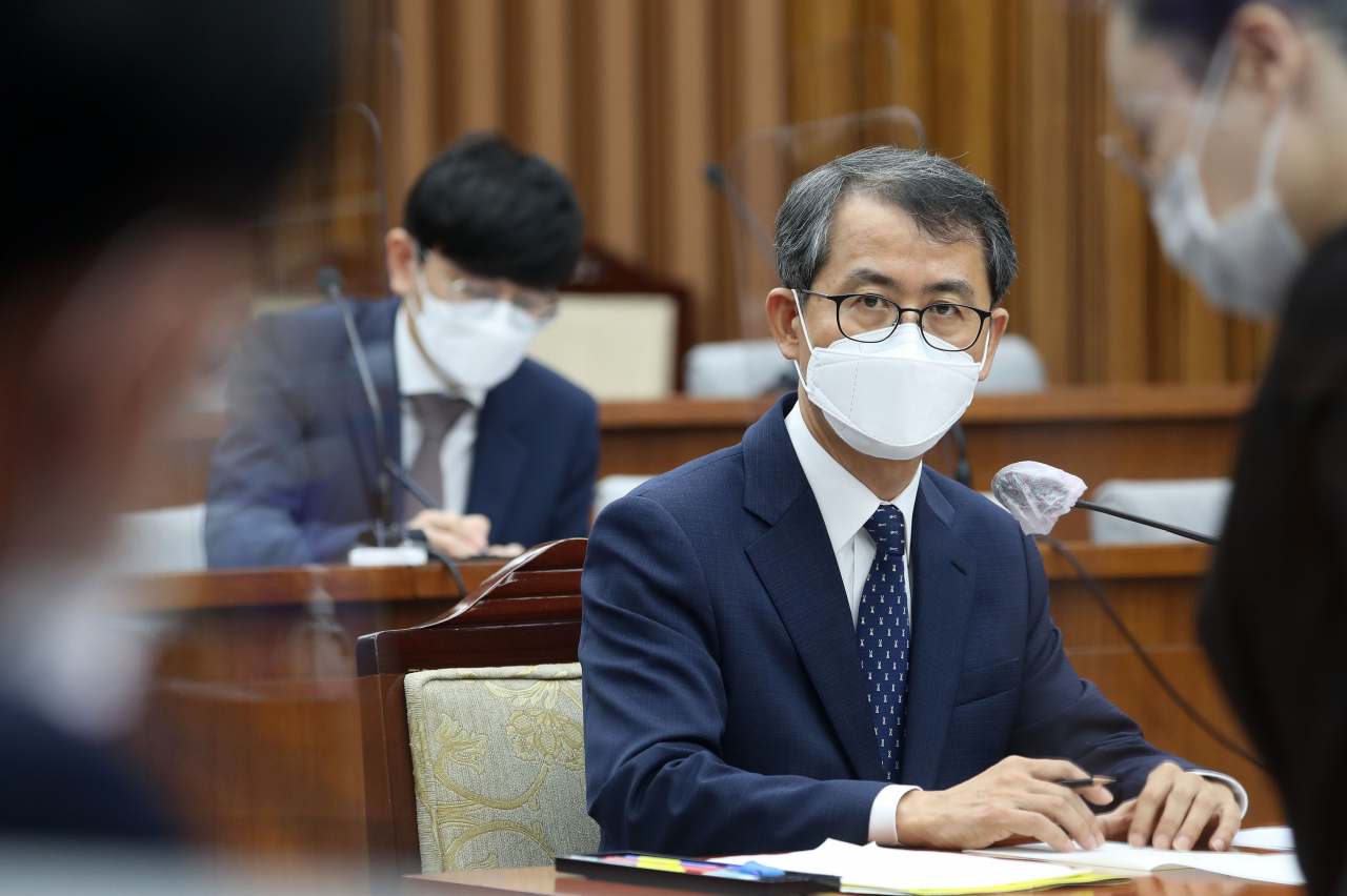 이흥구 대법관 후보자가 2일 오전 서울 여의도 국회에서 열린 인사청문회에 출석, 의원 질문에 답변하고 있다. [연합]
