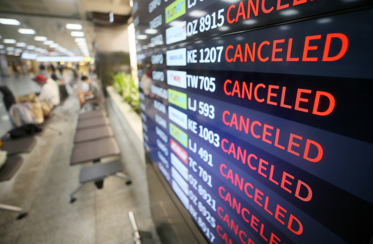 2일 오전 북상하는 제9호 태풍 '마이삭'의 영향으로 제주를 오가는 항공편의 결항이 속출하고 있다. [연합]