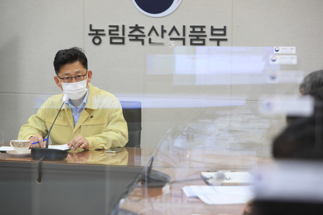 김현수 농림축산식품부 장관이 2일 정부세종청사 농업재해대책상황실에서 열린 제9호 태풍 ‘마이삭’ 북상에 대비한 긴급점검회의를 주재하고 있다. [농림축산식품부 제공］
