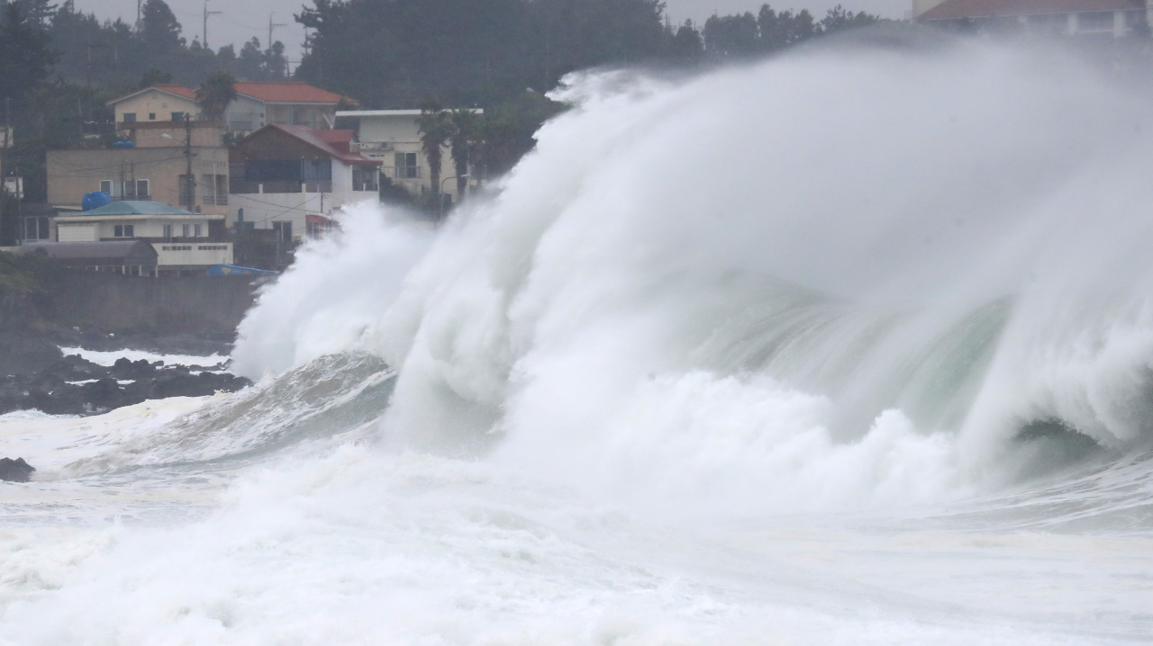 High waves roll toward a shore by Jeju Island on Wednesday morning as Typhoon Maysak approaches South Korea with "very strong" intensity. (Yonhap)