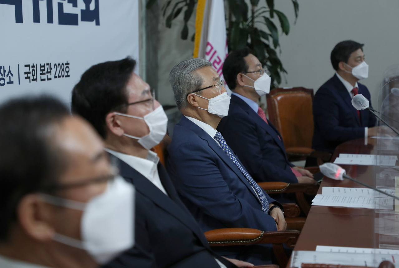 미래통합당 전국위원회가 2일 오전 서울 여의도 국회에서 김종인 비상대책위원장, 주호영 원내대표, 정우택 전국위원회 의장 등이 참석한 가운데 열리고 있다. [연합]