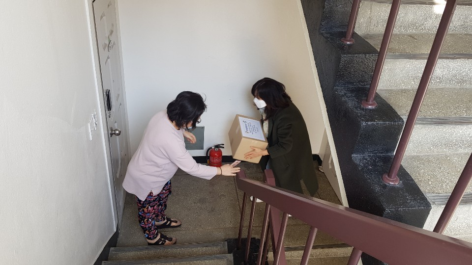 학교사회복지사가 학생의 집을 방문해 토닥토닥 키트를 전달하고 있다. [용인시 제공]