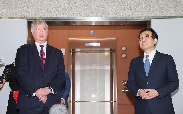 Stephen Biegun (left) and Lee Do-hoon talk to reporters after their meeting held in Seoul in July. (Yonhap)