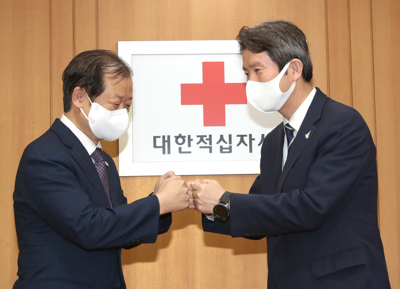 이인영 통일부장관(오른쪽)은 2일 서울 중구 대한적십자사를 방문해 이산가족 화상상봉센터를 둘러본 뒤 신희영 신임 회장을 예방했다. [연합]
