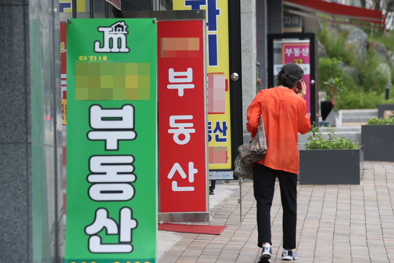 이르면 이달 말부터 서울 전 지역 등 조정대상지역에서 거래가와 상관없이 모든 주택을 살 때 자금조달계획서를 제출해야 한다. 서울 시내 부동산 중개업소 모습. [연합]