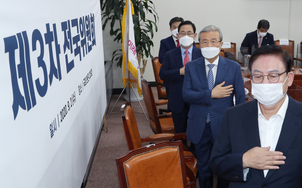 김종인 미래통합당 비상대책위원장과 주호영 원내대표 등 지도부가 2일 오전 서울 여의도 국회에서 열린 전국위원회에서 국기에 경례하고 있다. [연합]