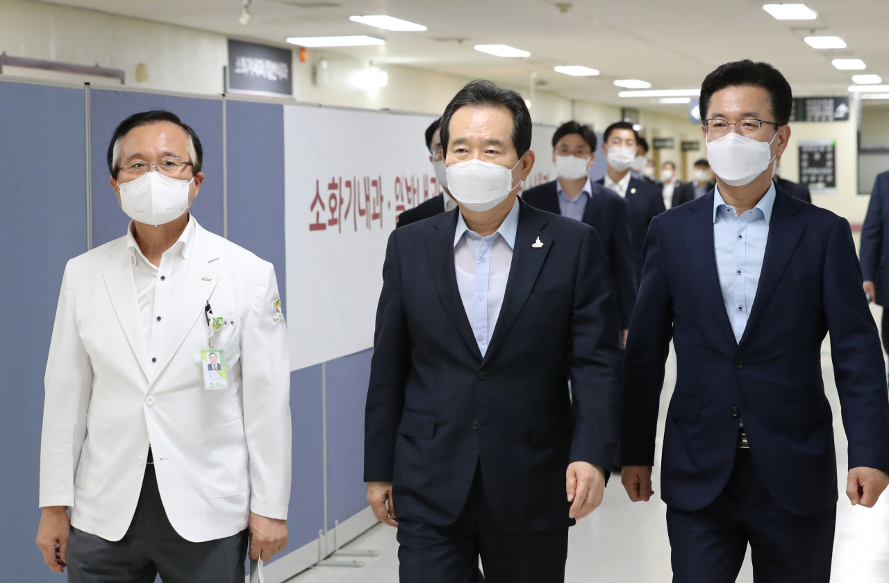 정세균 (가운데) 국무총리가 2일 오후 대전시 대덕구 보훈병원을 방문, 비상진료체계 현장을 점검하고 있다. [연합］