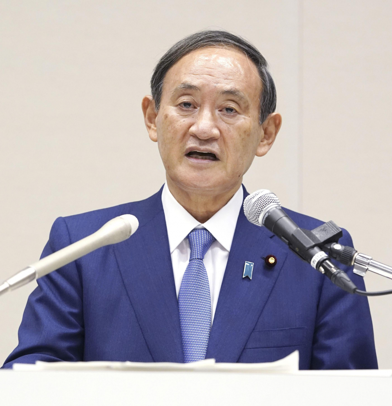 스가 요시히데(菅義偉) 일본 관방장관이 2일 오후 일본 국회에서 기자회견을 열고 아베 신조(安倍晋三) 총리의 후임을 뽑는 자민당 총재 선거에 입후보하겠다고 발표했다. [연합뉴스]