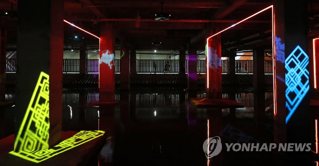 서울시 서대문구 유진상가 지하 홍제천 구간에 구현된 ‘홍제유연’.