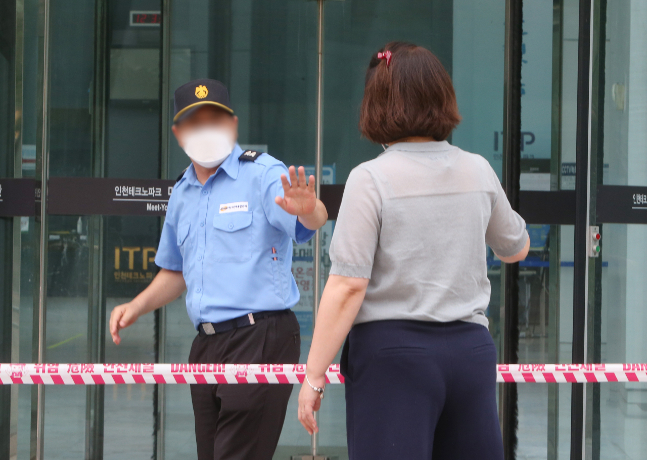 공무원은 재택근무, 비정규직은 출근?…인천 코로나 대응 ‘논란’