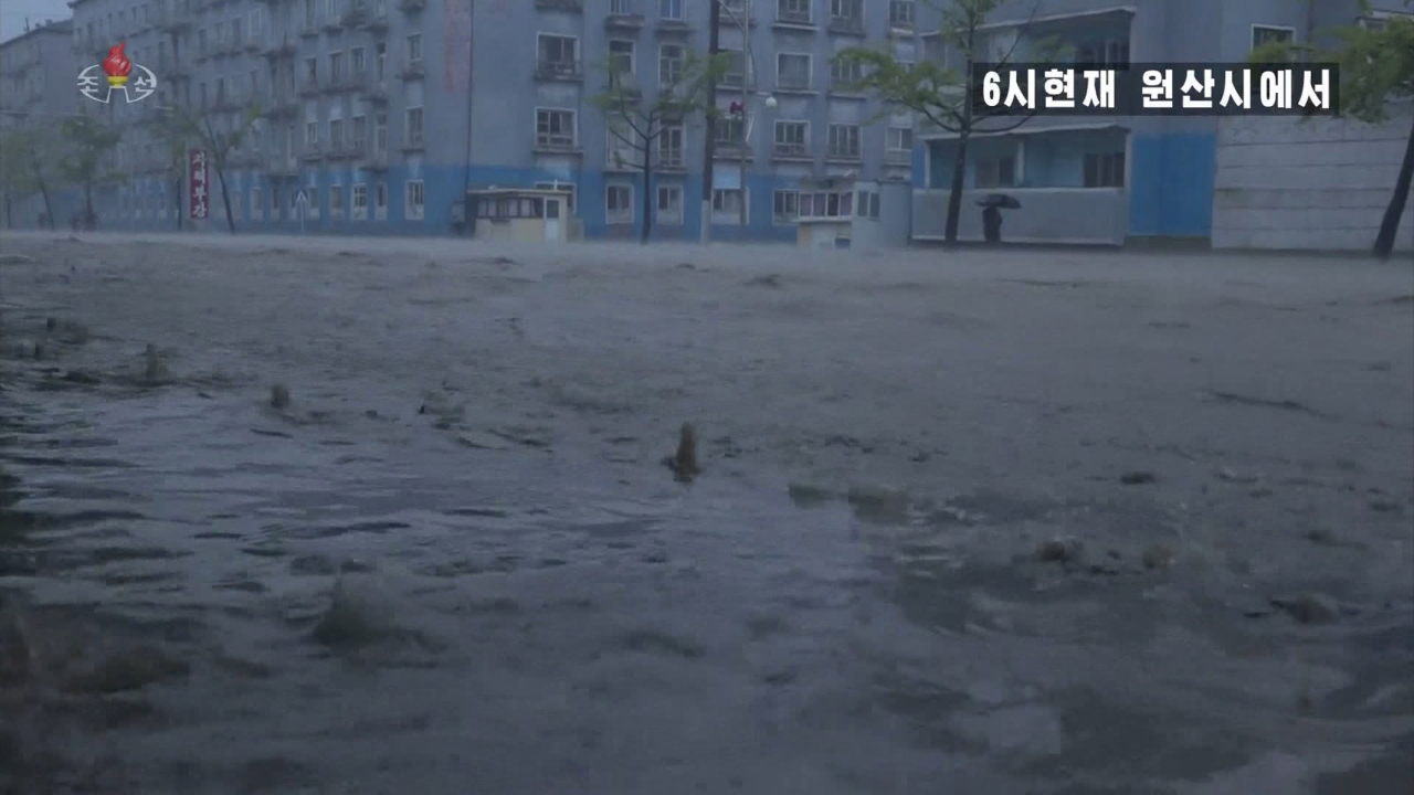 조선중앙TV는 3일 제9호 태풍 '마이삭'이 북상하면서 강원도 원산 시내에 폭우가 내렸다고 보도했다. 폭우로 침수된 지역은 원산시내 중심인 해안광장으로 보인다. [조선중앙TV 화면캡처·연합]