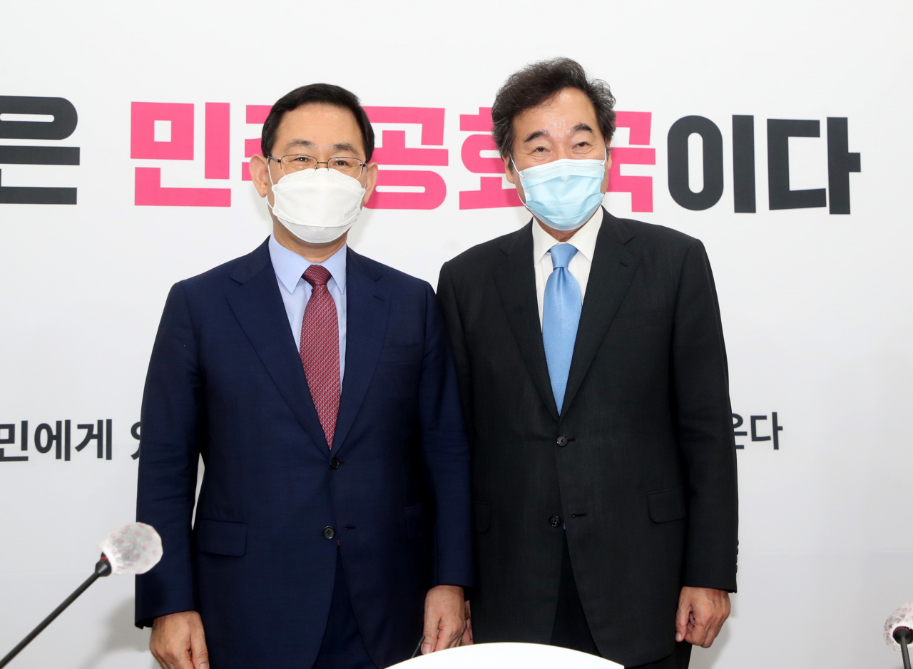 더불어민주당 이낙연 신임 당대표(오른쪽)가 1일 오전 서울 여의도 국회에서 미래통합당 원내대표실을 찾아 주호영 원내대표와 기념촬영하고 있다. [연합]