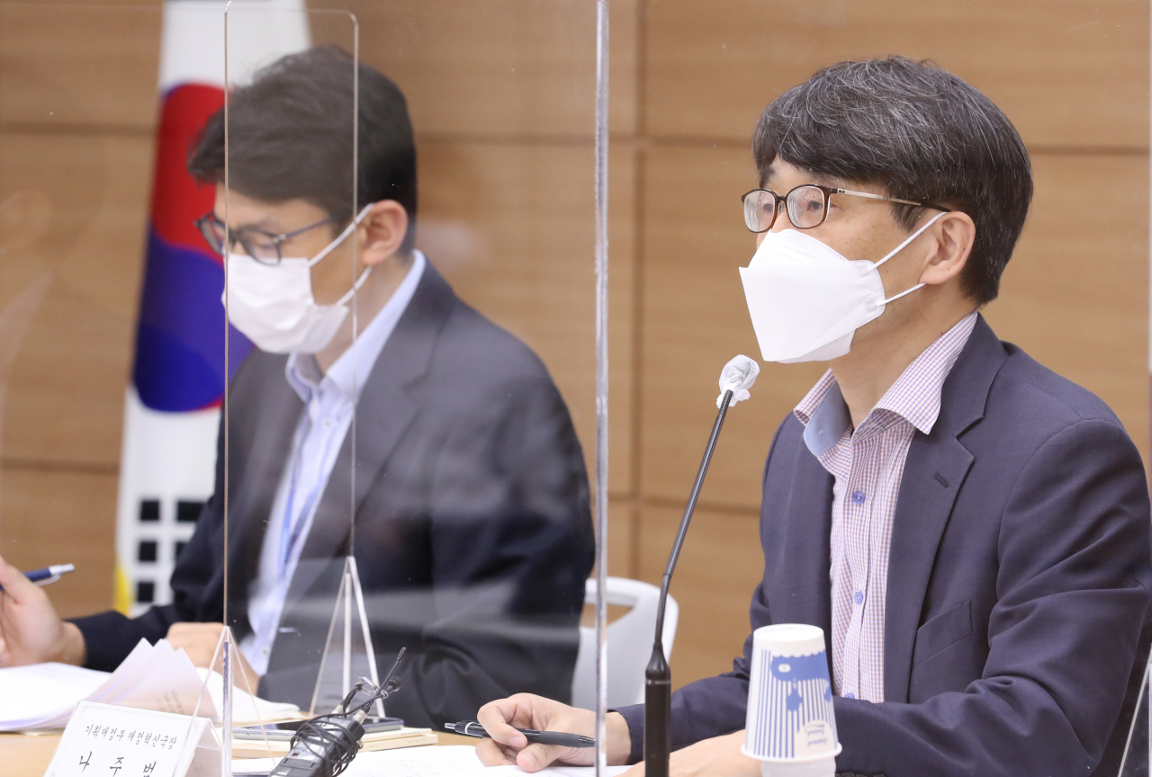나주범 기획재정부 재정혁신국장(오른쪽)과 김의택 재정효과분석팀장이 2일 오전 세종시 정부세종청사에서 '2020~2060 장기재정전망' 브리핑을 하고 있다. [기획재정부 제공]