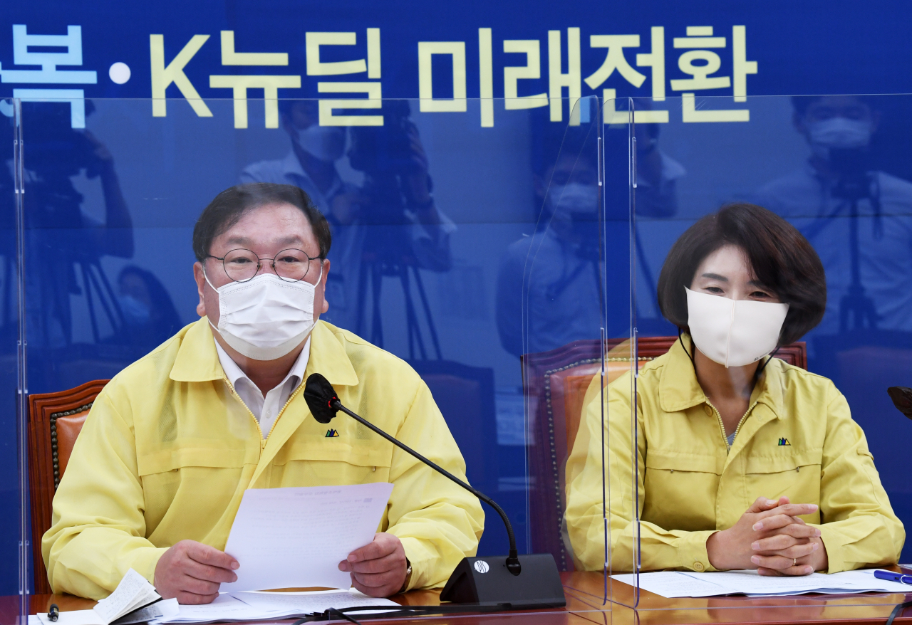 더불어민주당 김태년 원내대표(왼쪽)가 3일 오전 서울 여의도 국회에서 열린 정책조정회의에서 발언하고 있다. 연합뉴스