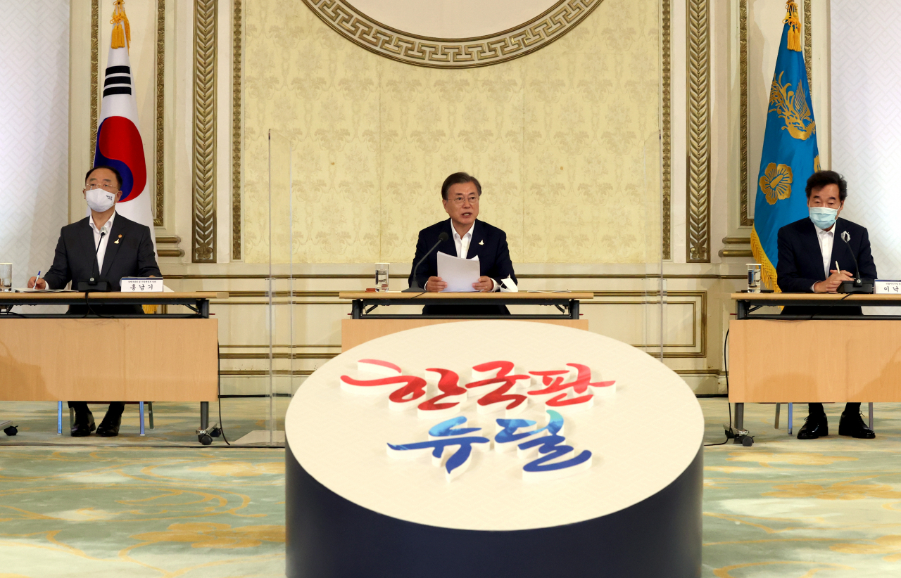문재인 대통령이 3일 오전 청와대에서 제1차 한국판 뉴딜 전략회의를 주재하고 있다. [연합]
