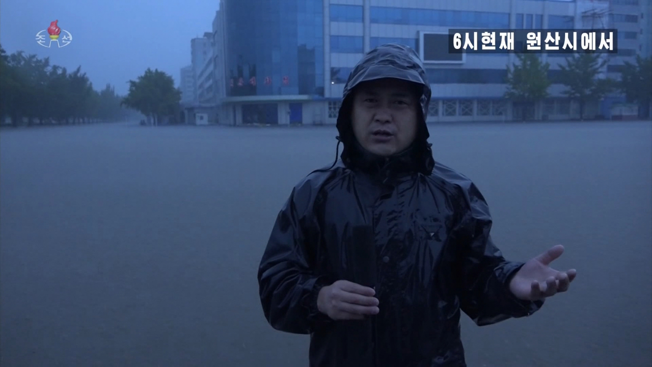 북한이 지난달 집중호우와 8호 태풍 바비에 이어 9호 태풍 마이삭으로 심각한 피해를 입고 있는 것으로 보인다. 조선중앙TV는 3일 폭우로 시내가 물에 잠긴 원산에서 취재기자가 태풍 소식을 전하는 모습을 보도했다. [조선중앙TV 화면 캡처·연합]