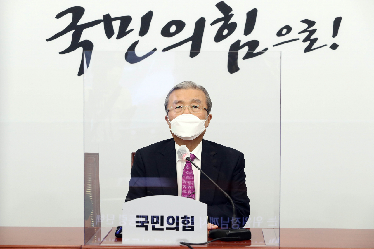 김종인 국민의힘 비상대책위원장이 3일 오전 서울 여의도 국회에서 열린 취임 100일 기자회견에서 온라인 화상회의 시스템을 활용해 취재진의 질문에 답변하고 있다. [연합]