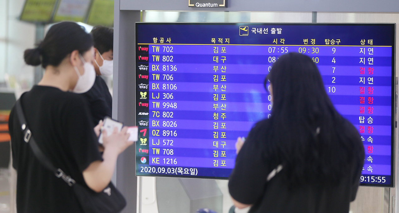 제9호 태풍 '마이삭'의 영향으로 중단됐던 제주공항 항공기 운항이 3일 재개하기 시작했지만, 태풍의 영향으로 일부 항공기 운항은 여전히 차질을 빚고 있다. [연합]