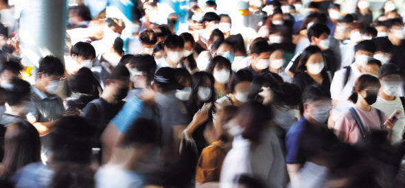 다음달 13일부터 병원이나 대중교통 등을 이용할 때 신종 코로나바이러스 감염증(코로나19) 감염 예방을 위한 마스크를 착용하지 않으면 최고 10만원의 과태료를 내야 한다. 사진은 지난 8월 신도림역에서 마스크를 끼고 이동하는 사람들의 모습. [연합]