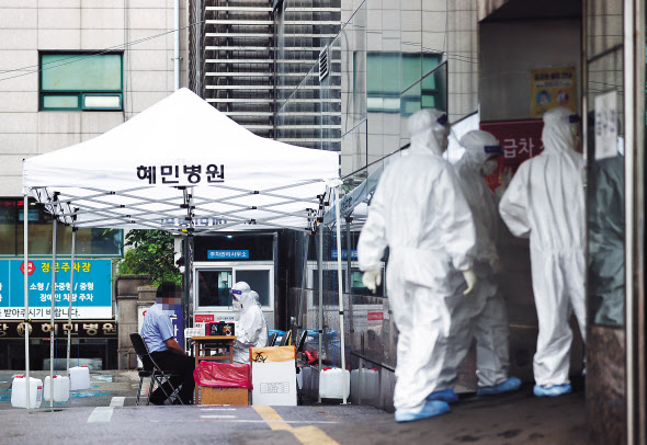 2일 오전 신종 코로나바이러스 감염증(코로나19) 확진자가 발생해 출입이 통제된 자양동 혜민병원 선별진료소에 병원 관계자들이 검사를 받고 있다. [연합]