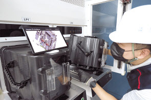 현장엔지니어가 태블릿PC를 통해 ‘넥스플랜트 3D 엑설런스’로 제작한 3D 디지털 매뉴얼을 보면서 작업하고 있다. [삼성SDS 제공]